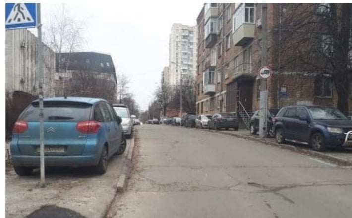 В Киеве "герои парковки" перекрывают тротуары и проезжую часть - "копы" не реагируют: фото