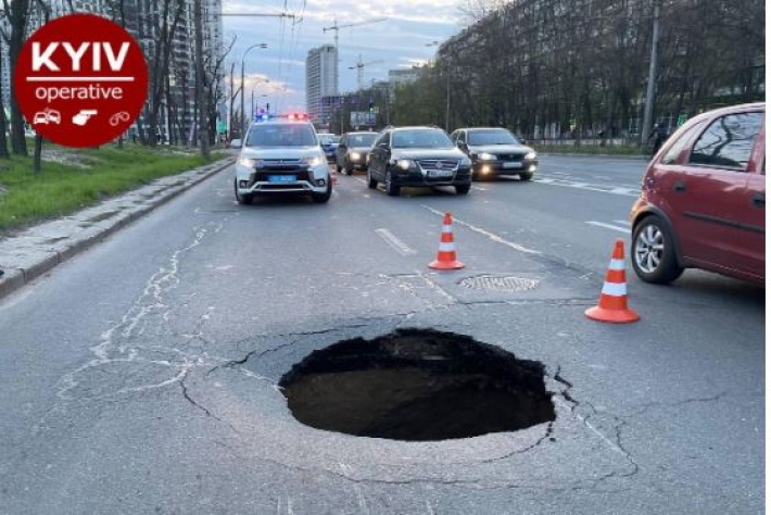 В Киеве посреди дороги открылся "портал в подземелье": фото