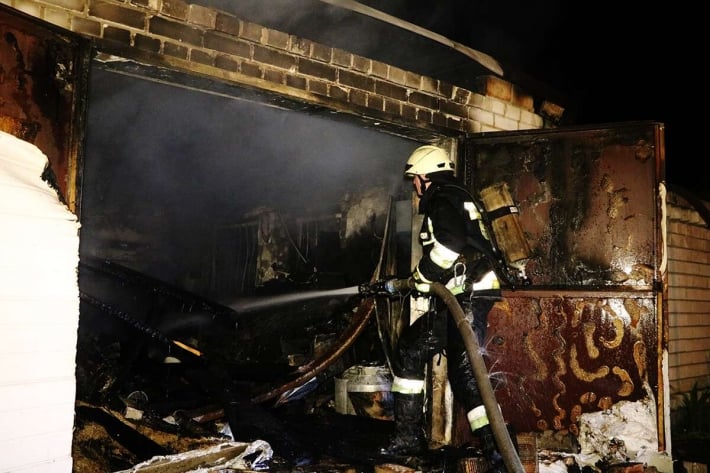 В Днепре на Мелитопольской огонь с пылающего гаража перекинулся на дом: видео