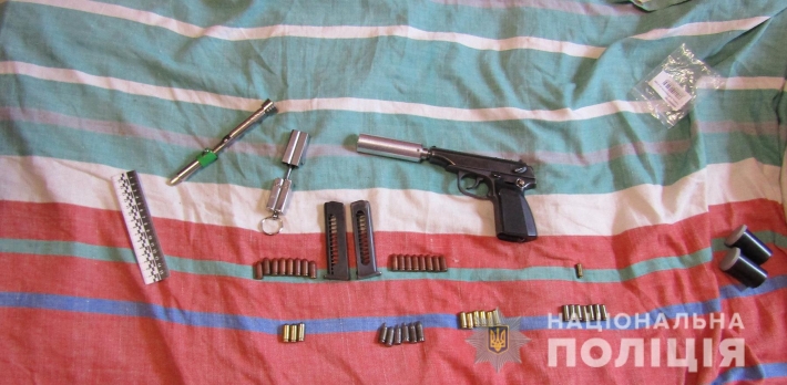 Житель Мелитополя хранил в квартире пистолет с глушителем (фото)