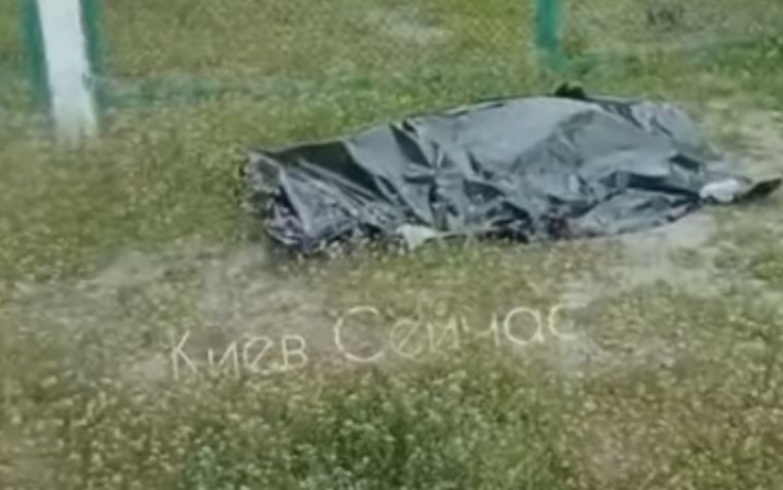 В Киеве возле многоэтажки нашли тело женщины: видео