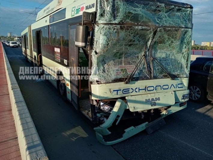 В Днепре троллейбус и маршрутка попали в масштабное ДТП: фото и видео момента аварии