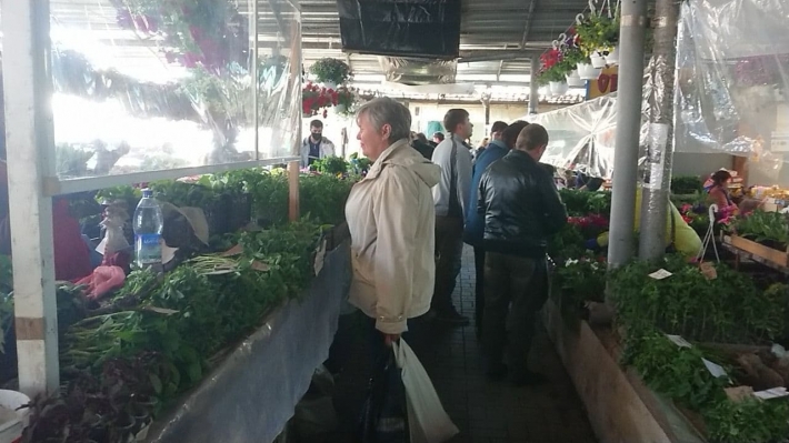 В Мелитополе огородники рванули на рынок за рассадой (фото, видео)