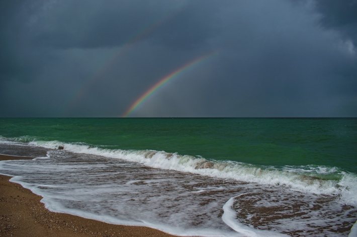 В Запорожской области над морем запечатлели двойную радугу (фото)