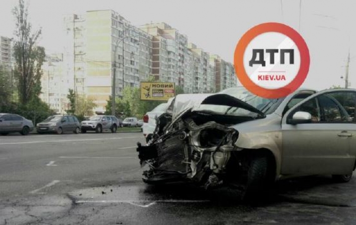 В Киеве водитель влетел в тягач и парализовал движение: фото серьезного ДТП