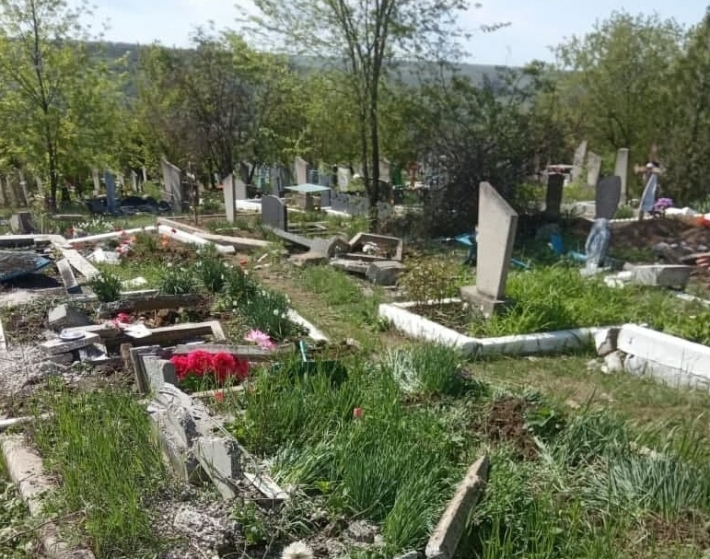 Военная техника проехала по могилам: мрачные фото с оккупированного Донбасса