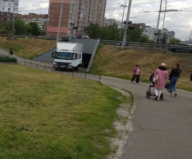 Перекрыл все, что мог: в сети показали фото "гения парковки" в Киеве