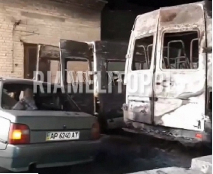 Появились подробности пожара на автостоянке в Мелитополе, где сгорели две маршрутки (видео)