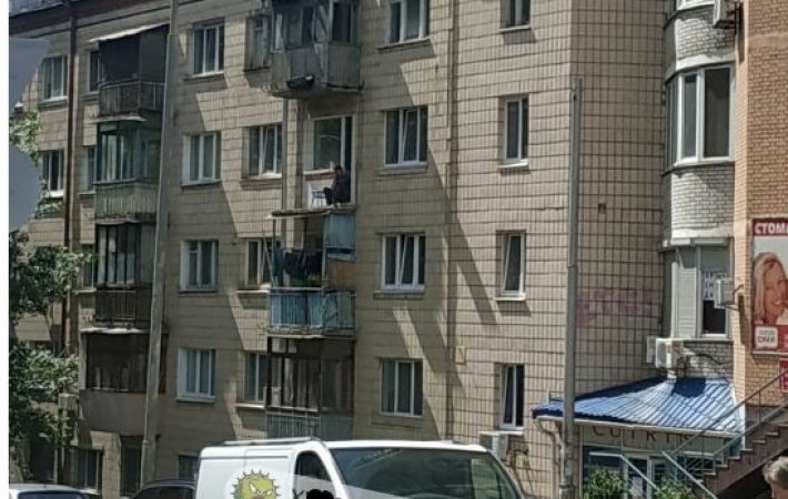 В Киеве заметили опасный для жизни "балкон-невидимку": фото