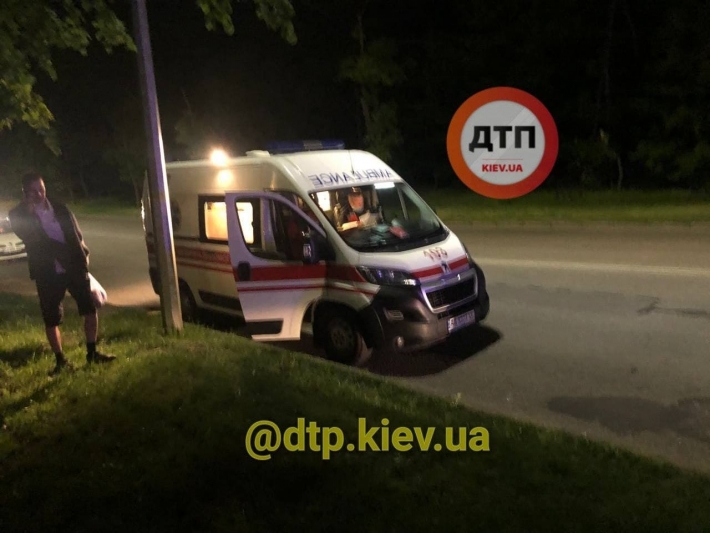 В Киеве пьяный водитель устроил опасное ДТП: фото с места