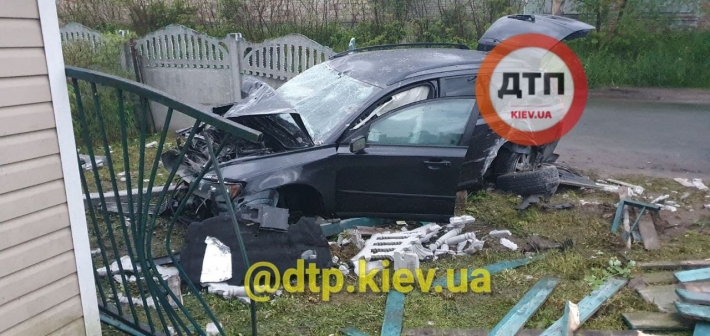 Под Киевом водитель разбил авто в хлам и сбежал с места: фото