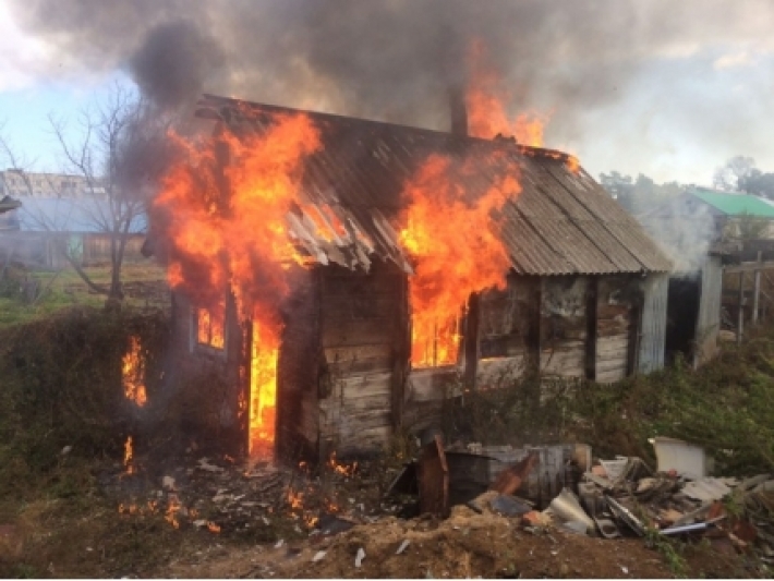 В Запорожье, во время тушения пожара в заброшенном доме, обнаружили труп женщины