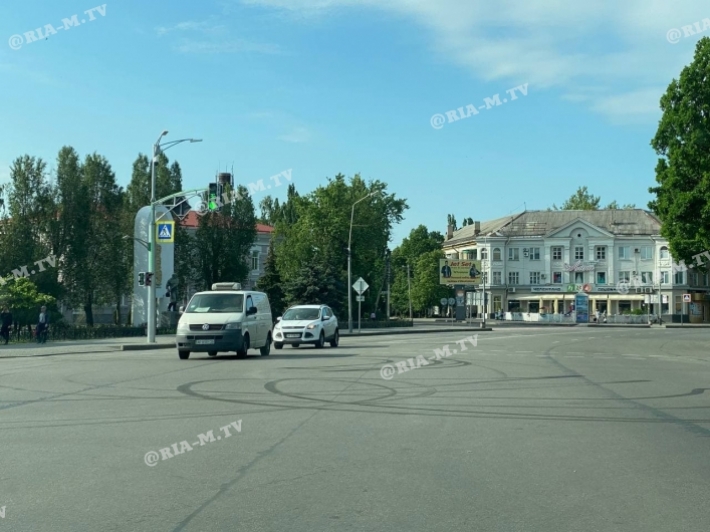 В Мелитополе дрифтер устроил ралли на центральном проспекте (фото, видео)