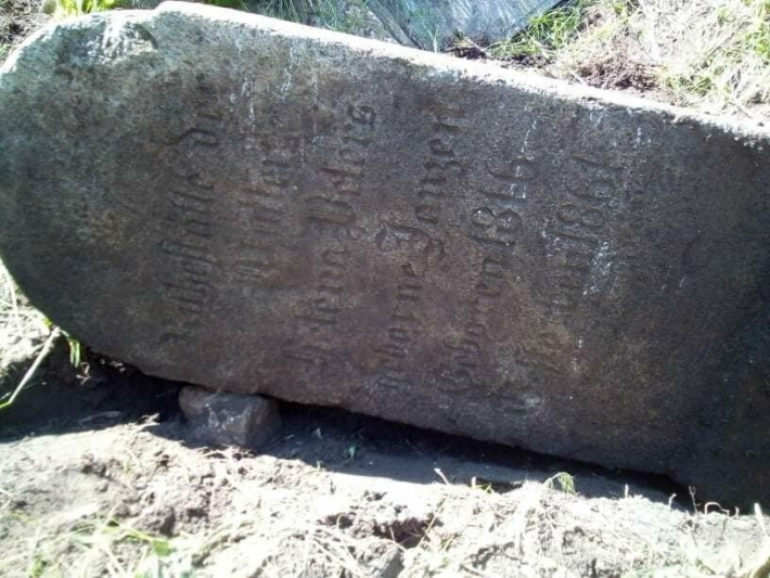 Запорожские археологи нашли надгробия семьи основателя меннонитского поселения, - ФОТО