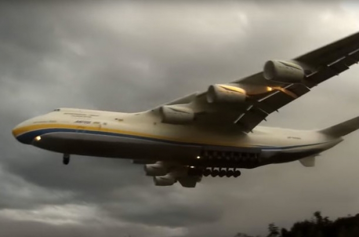 Летчики в Мелитополе показали высший пилотаж (видео)