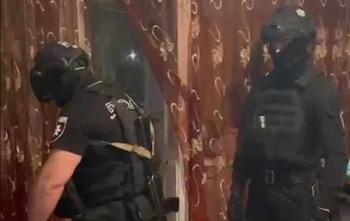 В Кременчуге полицейских обстреляли из окна многоэтажки (фото, видео)