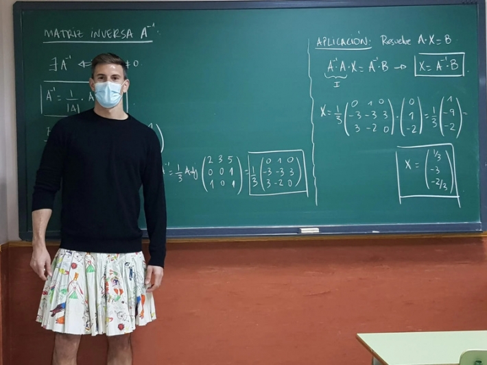 Испанские учителя-мужчины приходят на работу в юбках: что происходит