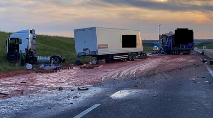В Англии грузовик с томатной пастой съехал в кювет - место ДТП похоже на кадр из фильма ужасов