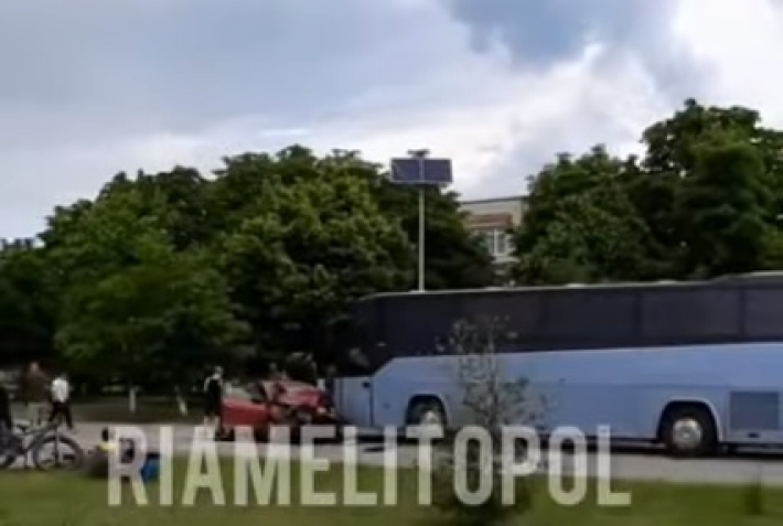 В Приморске масштабное ДТП с участием пассажирского автобуса и легковушки (видео)