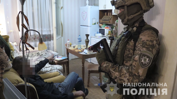 В Киеве мужчина залез в квартиру и взял в заложницы женщину: фото