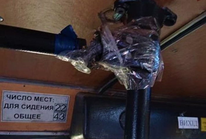 Курьезы. В Запорожье поручни в автобусе держатся на скотче (фото)