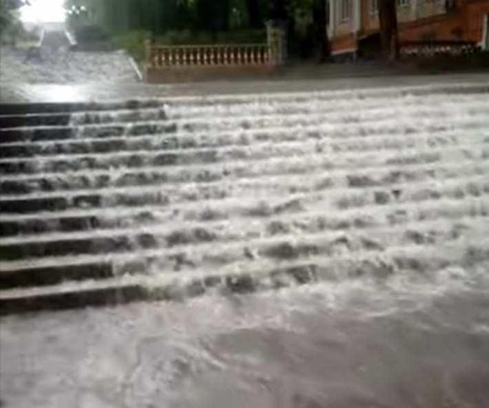 Каскадный фонтан - в сети показали как стекала вода в нижнюю часть Мелитополя (видео)
