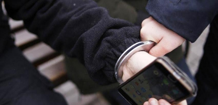 В Мелитополе парень из Херсона вырвал телефон у 11-летней девочки