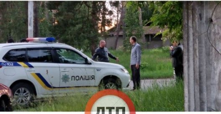 Под Житомиром пьяный мотоциклист чуть не сбил детей - за него неожиданно вступились местные: фото и видео