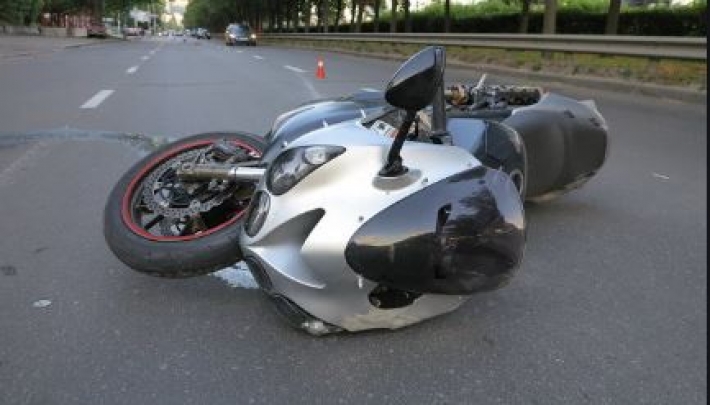 В центре Киева мотоциклист погиб в страшной аварии: момент попал на видео