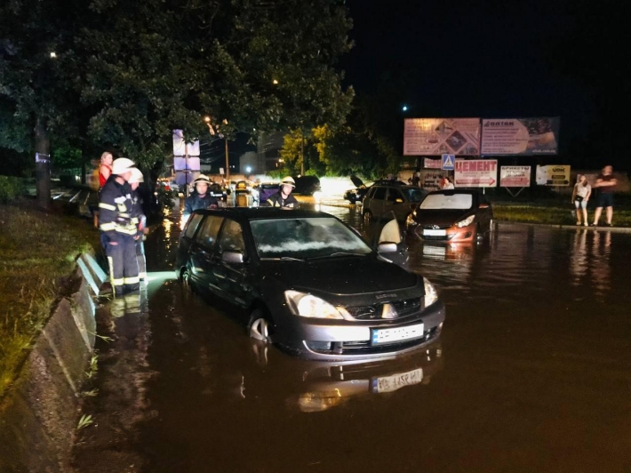 В Запорожье спасатели вытащили из потопа 8 автомобилей (фото)