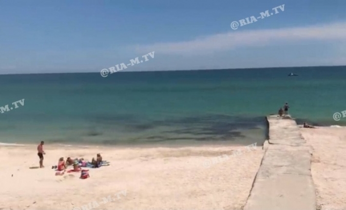 В Кирилловке шлагбаума нет, а побережье уже оккупировали водоросли (фото, видео)