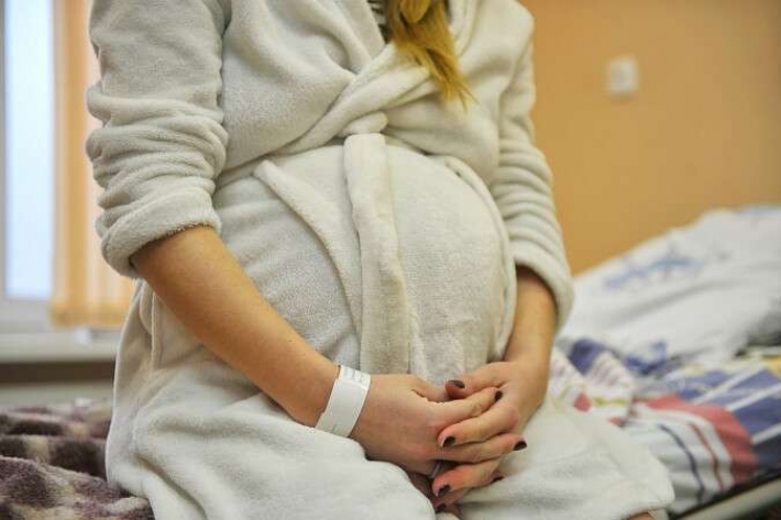 Под Днепром 17-летняя беременная девушка пыталась порезать вены