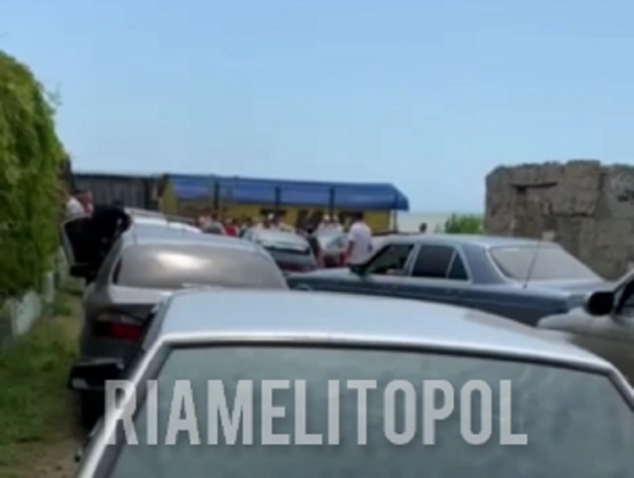В Примпосаде снова скандал из-за шлагбаума - в очереди десятки машин (видео)