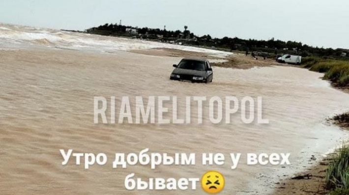 В Примпосаде в море продолжают тонуть автомобили (фото)