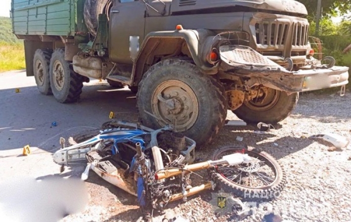 На Прикарпатье грузовик сбил насмерть двух мотоциклистов (фото)