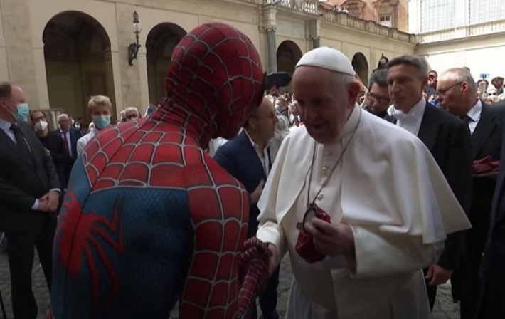Папа Римский встретился с "Человеком-пауком" (видео)