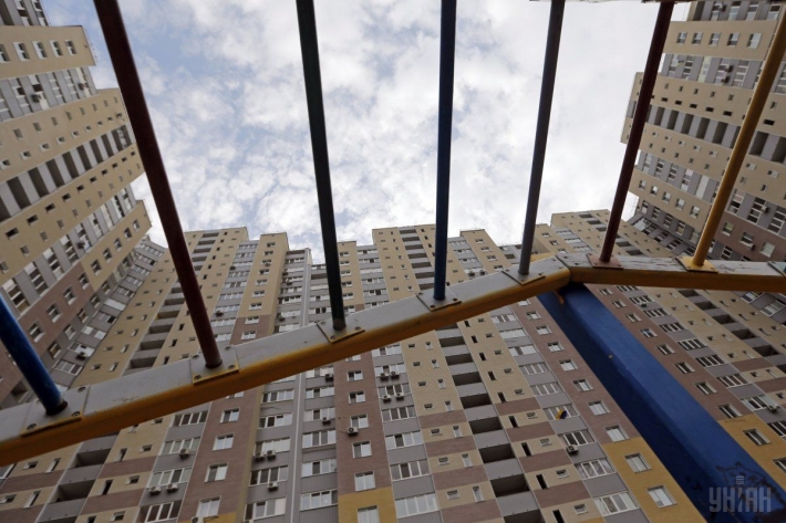 Так и убить могло: в Киеве 3-летний ребенок устроил опасные "игры" на балконе, видео