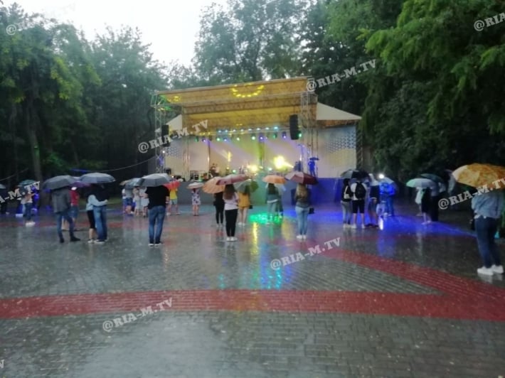 В Мелитополе молодежь устроила танцевальную вечеринку под дождем (фото, видео)