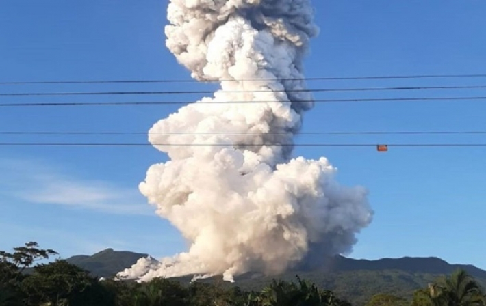 В Коста-Рике начал извергаться вулкан (видео)