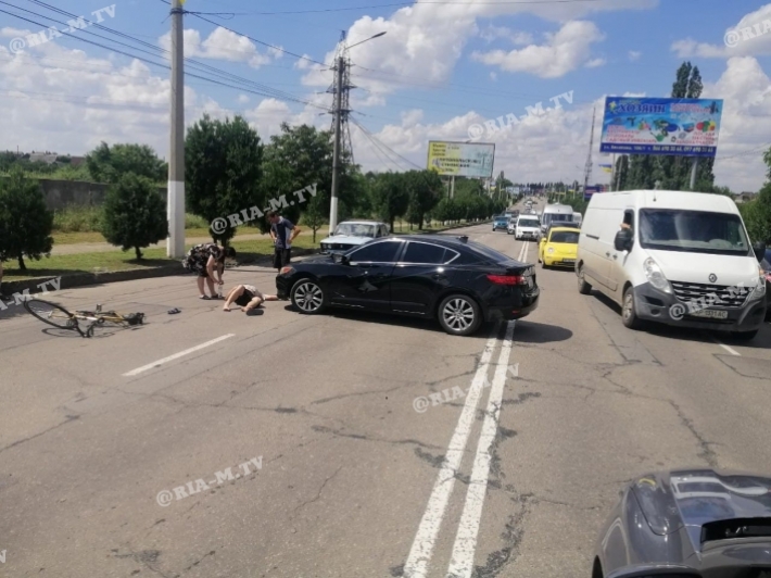 Перелетел через капот – в Мелитополе на проспекте сбили велосипедиста (фото, видео 18+)