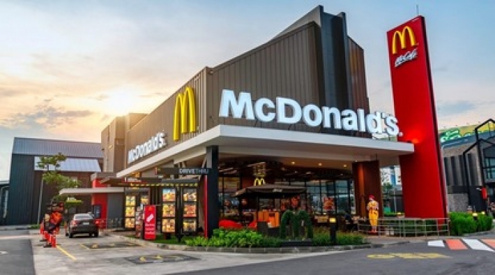 Любитель фастфуда не нашел в заказе соус и пригрозил взорвать McDonald’s - трудный день закончился в полиции