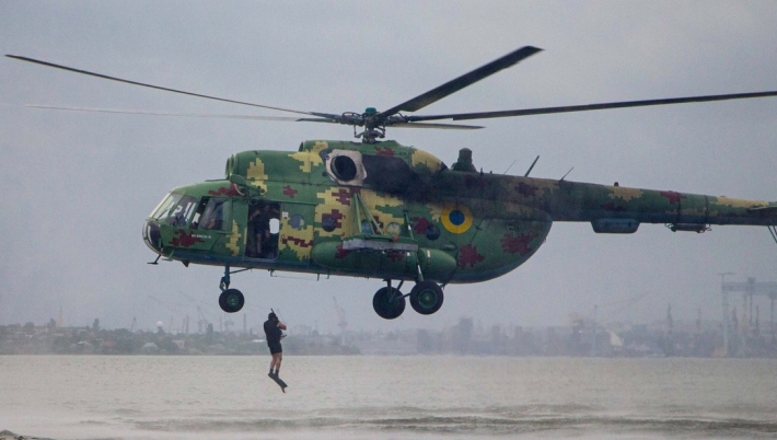 На Азовском побережье отдыхающих пугают вертолеты (видео)