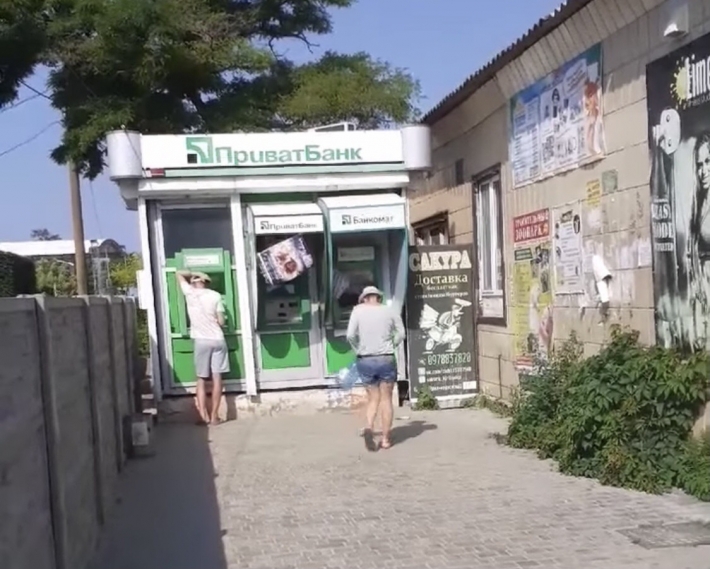 Курортники жалуются на банкоматы в Кирилловке (видео)