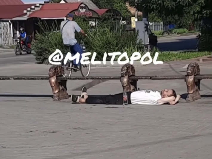Курьезы. В Мелитополе алкоголик заявил о своих правах (видео)