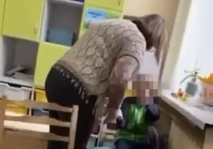 В Киеве учительница начальных классов избила ребенка с аутизмом: стало известно, как наказали педагога