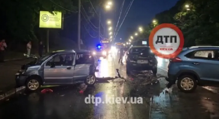 Таранил всё на своем пути. В Киеве водитель Subaru устроил масштабное ДТП. Пострадали женщина и двое детей