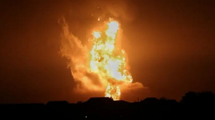 В Каспии горит газодобывающая платформа. Баку же сообщает о взрыве вулкана. Видео