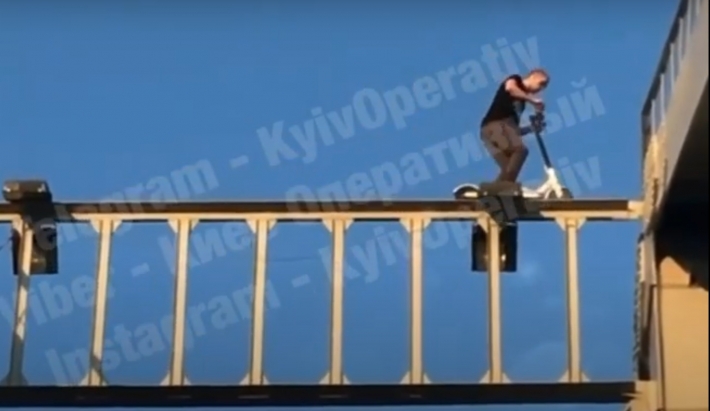В Киеве безбашенные подростки устроили покатушки на самокате на 60-метровой высоте: видео