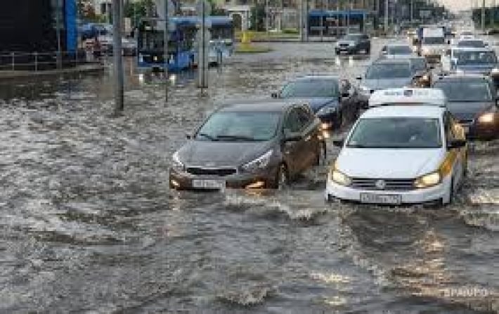В России топ-курорт ушел под воду после мощного урагана с ливнями: видео потопа