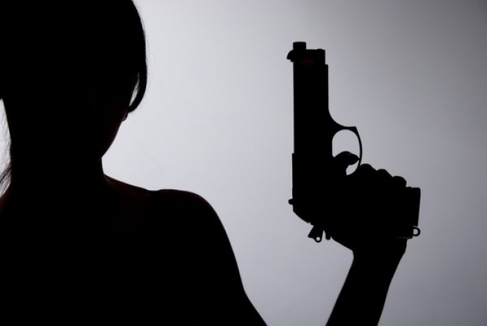 В Запорожской области девушка украла пистолет из спальни знакомого